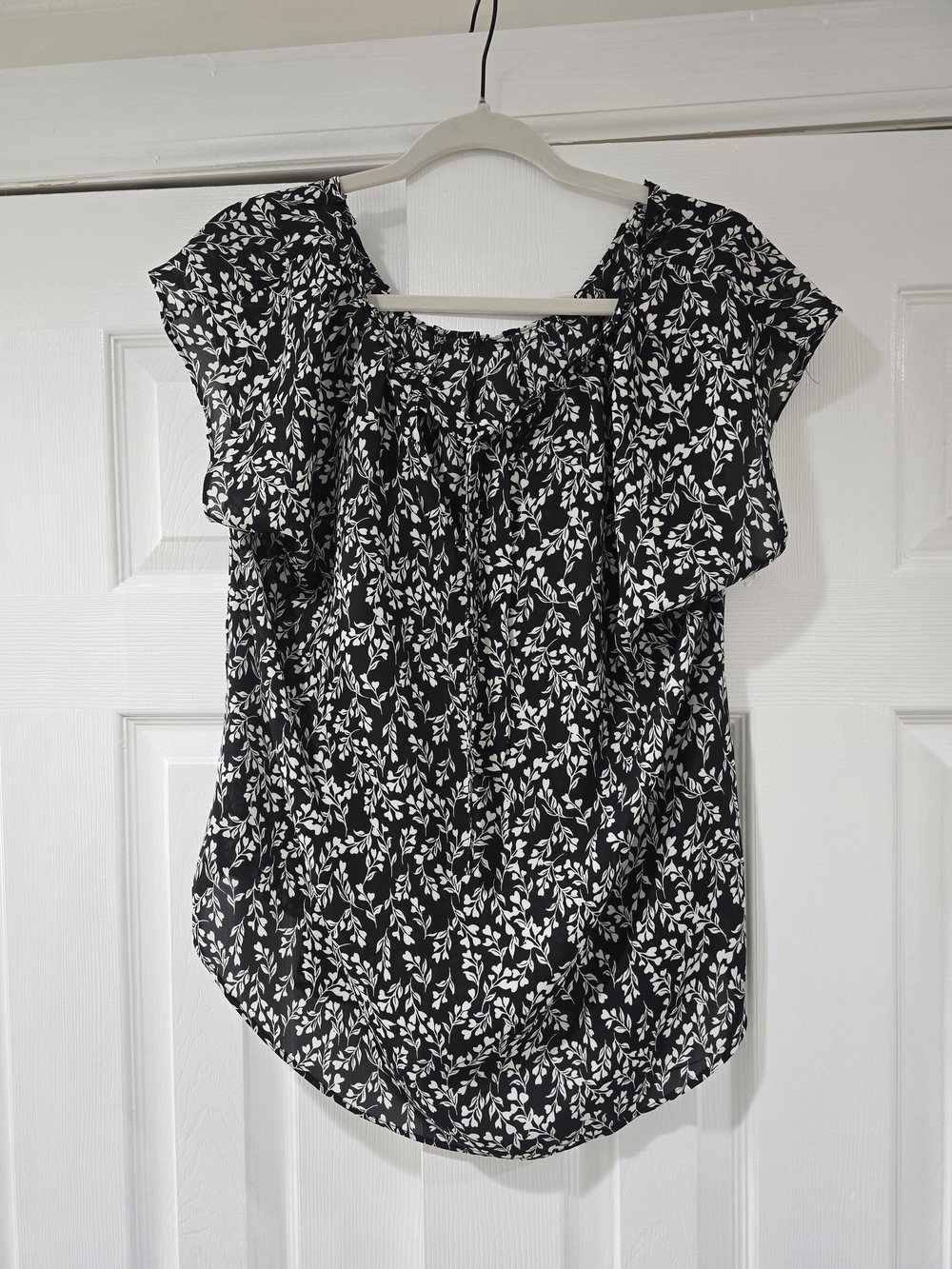 LC Lauren Conrad Black & White Leaf-Print Flutter Sleeve Top